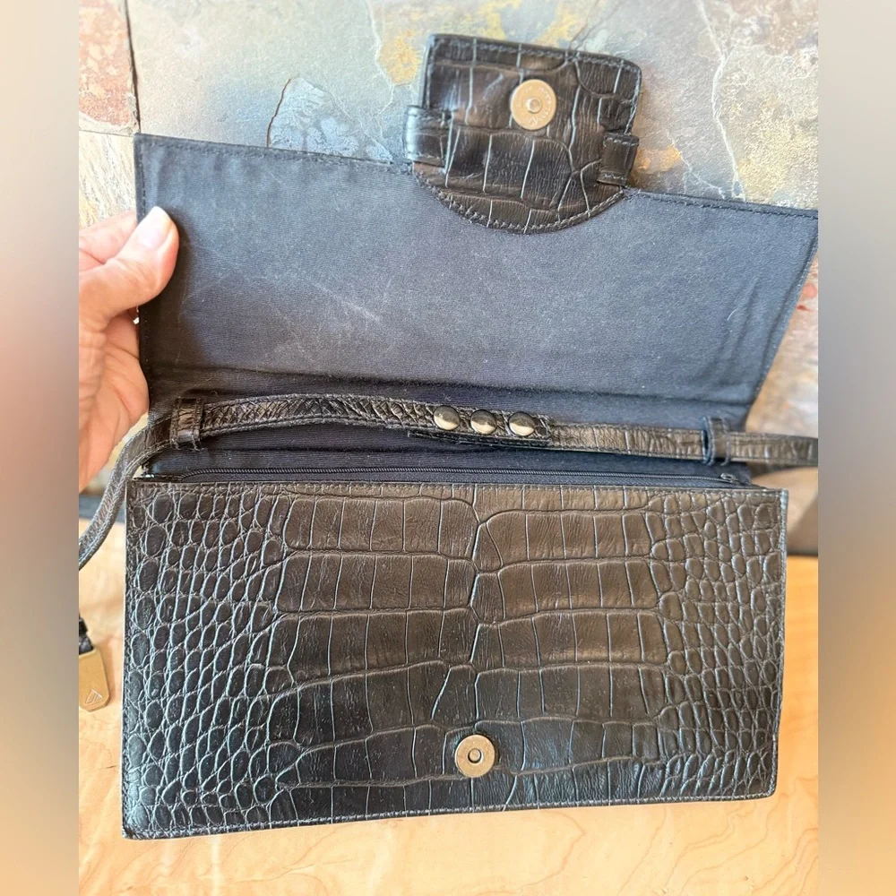 Beautiful vintage Liz Claiborne croc patterned leather clutch/crossbody option.